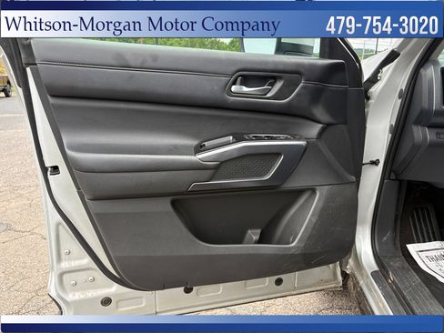 Used 2023 Nissan Pathfinder SL FWD image 11