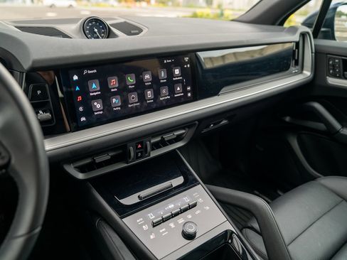 Used 2025 Porsche Cayenne image 16