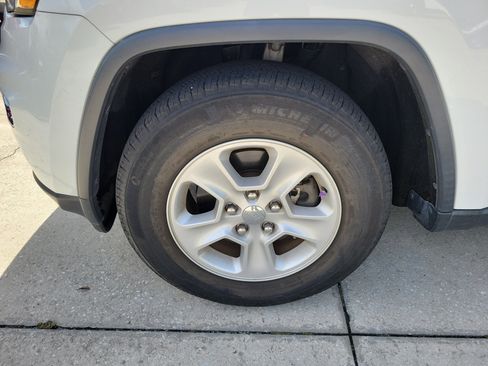 Used 2017 Jeep Grand Cherokee Laredo RWD image 5