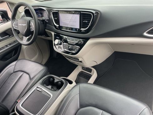 Used 2024 Chrysler Pacifica Touring-L FWD image 12
