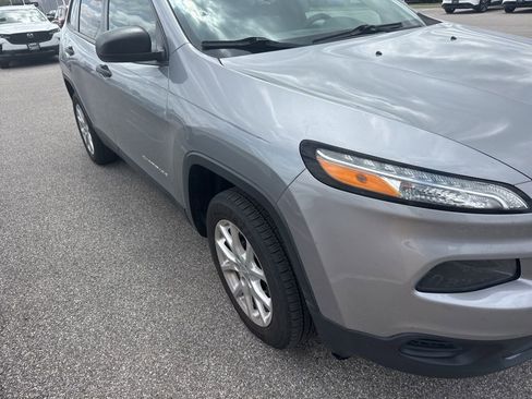 Used 2016 Jeep Cherokee Sport image 3