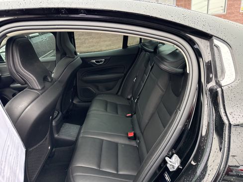 Used 2021 Volvo S60 T8 Inscription image 12