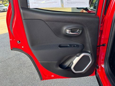 Used 2018 Jeep Renegade Latitude w/ Popular Equipment Group FWD image 27