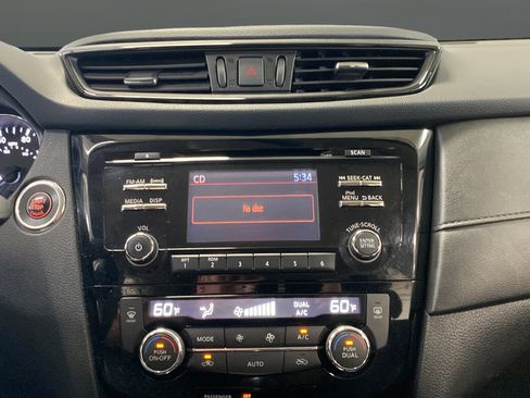 Used 2017 Nissan Rogue SV FWD image 12