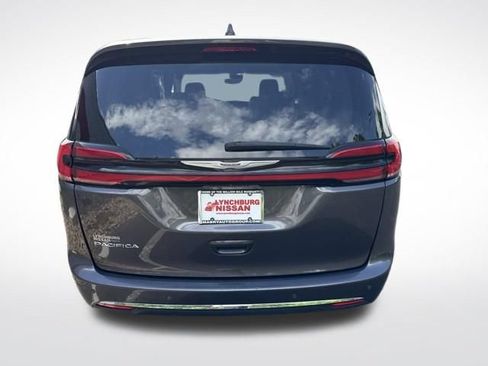 Used 2023 Chrysler Pacifica Touring-L FWD image 6