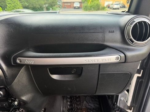 Used 2017 Jeep Wrangler Unlimited Rubicon AWD/4WD image 34