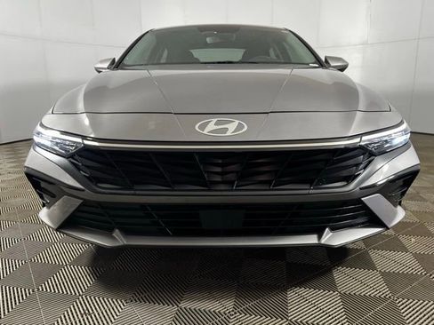 Used 2025 Hyundai Elantra SEL FWD image 7