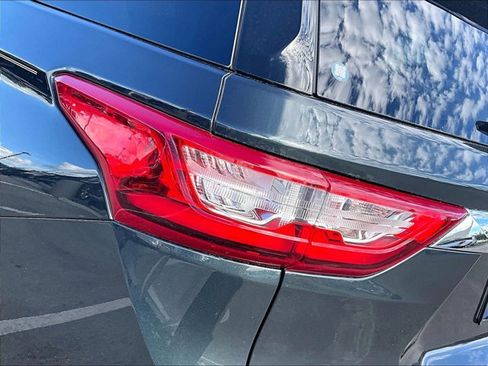 Used 2020 Chevrolet Traverse LT image 29