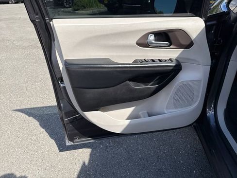 Used 2019 Chrysler Pacifica Touring-L FWD image 16