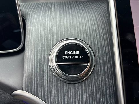 Used 2025 Mercedes-Benz GLC 350e 4MATIC image 17