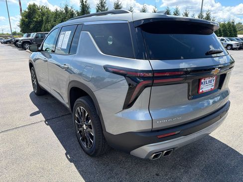 Used 2025 Chevrolet Traverse LT w/ Sun and Wheel Package FWD image 3
