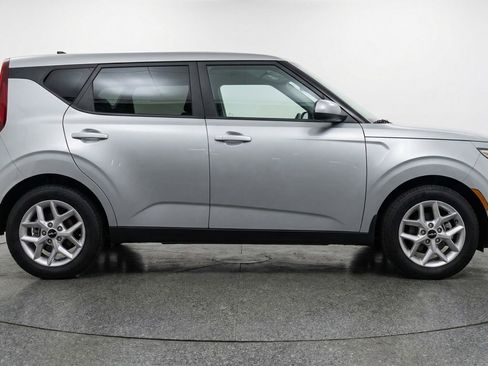 Used 2025 Kia Soul LX w/ LX Technology Package image 11