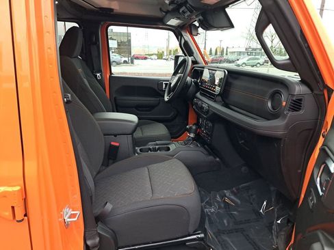 Used 2025 Jeep Gladiator Mojave w/ Convenience Group AWD/4WD image 17