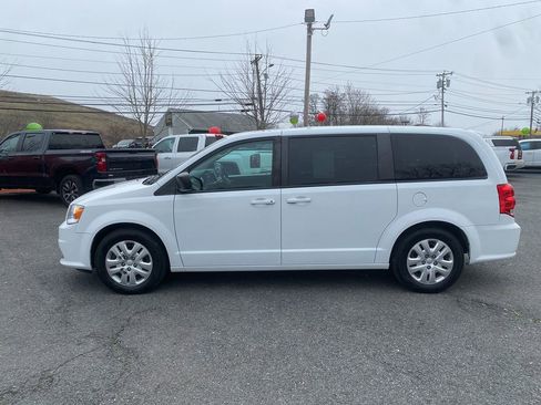 Used 2018 Dodge Grand Caravan SE w/ UConnect Hands-Free Group image 9