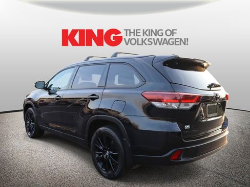 Used 2019 Toyota Highlander SE w/ Nightshade Edition image 6