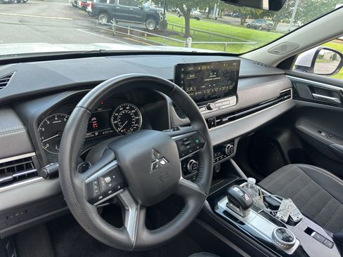 Used 2025 Mitsubishi Outlander SE AWD/4WD image 18