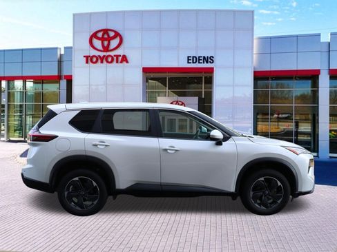 Used 2024 Nissan Rogue SV AWD/4WD image 2