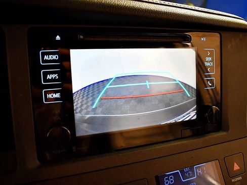 Used 2015 Toyota Sienna XLE image 26