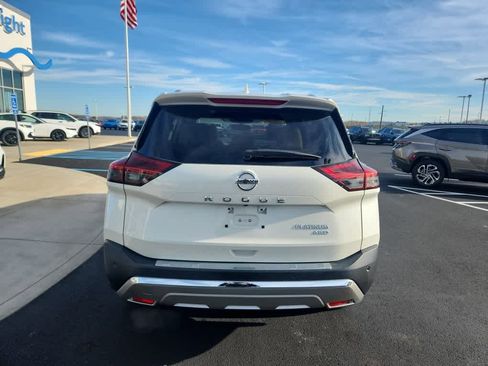 Used 2021 Nissan Rogue Platinum image 3