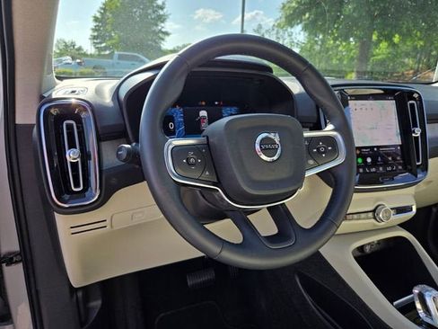 Used 2023 Volvo XC40 B4 Ultimate FWD image 11