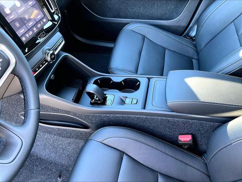 New 2026 Volvo XC40 B5 Core w/ Climate Package image 10