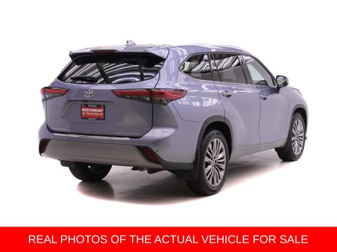 Used 2022 Toyota Highlander Platinum AWD/4WD image 2