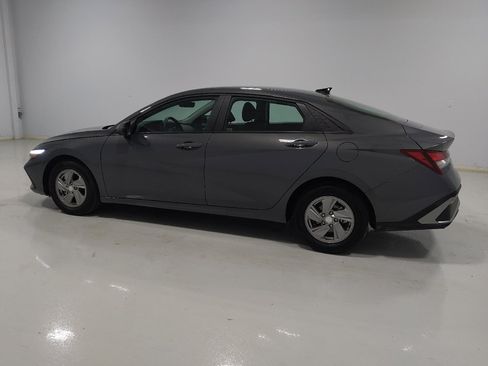 Used 2025 Hyundai Elantra SE FWD image 3