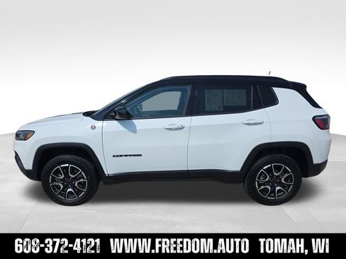 Used 2025 Jeep Compass Trailhawk AWD/4WD image 3