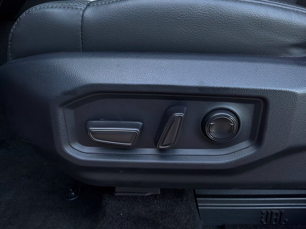 Used 2025 Toyota Tundra Limited AWD/4WD image 13