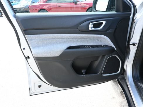 Used 2024 Jeep Compass Latitude AWD/4WD image 8