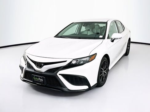 Used 2022 Toyota Camry SE image 3