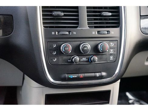Used 2018 Dodge Grand Caravan SE w/ UConnect Hands-Free Group image 22