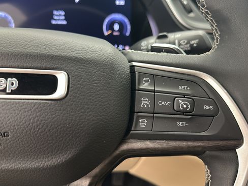 Used 2023 Jeep Grand Cherokee Limited w/ Luxury Tech Group II AWD/4WD image 19