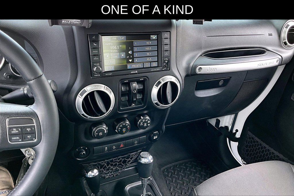 Used 2017 Jeep Wrangler Unlimited Rubicon w/ Connectivity Group AWD/4WD image 14