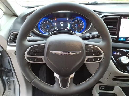 Used 2024 Chrysler Pacifica Touring-L image 18