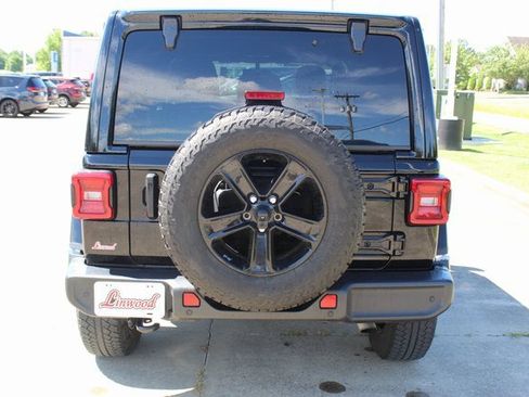 Used 2022 Jeep Wrangler Unlimited Sahara image 4