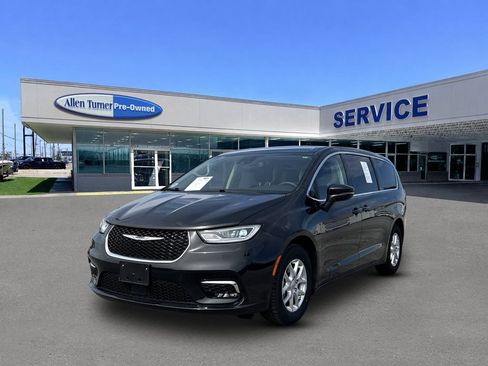 Used 2023 Chrysler Pacifica Touring-L FWD image 4