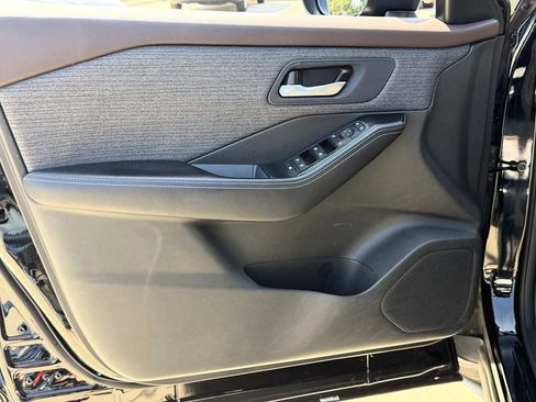 Used 2023 Nissan Rogue SV image 18