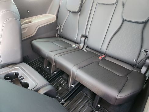 New 2026 Kia Carnival EX FWD image 24