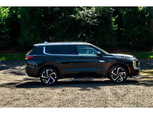 New 2025 Mitsubishi Outlander image 11