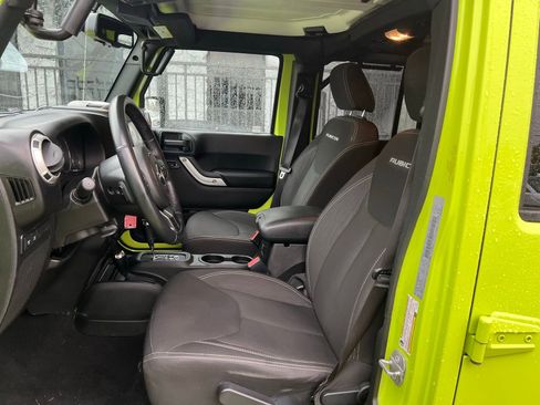 Used 2017 Jeep Wrangler Unlimited Rubicon w/ Connectivity Group image 11