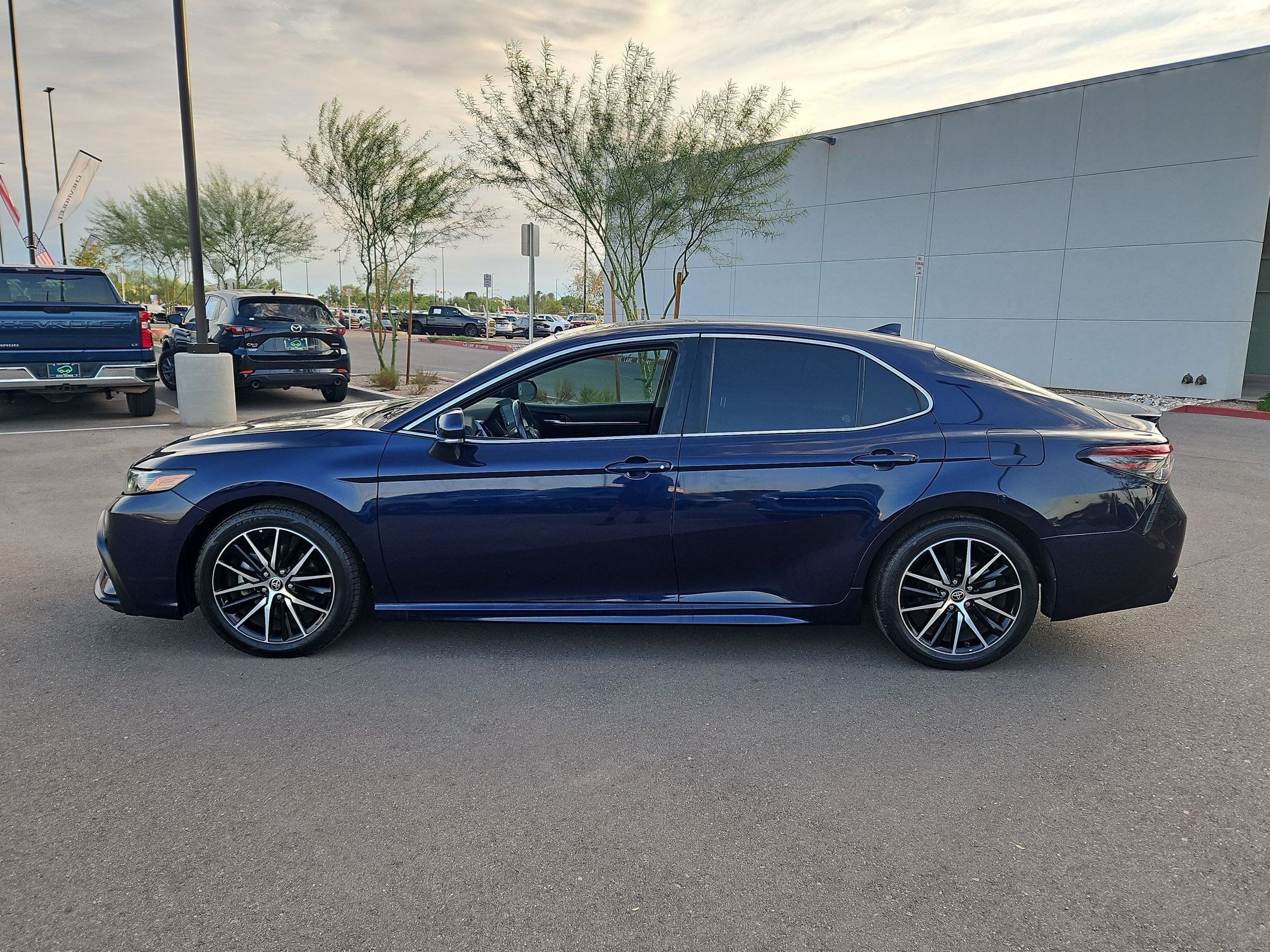 Used 2021 Toyota Camry SE FWD image 2