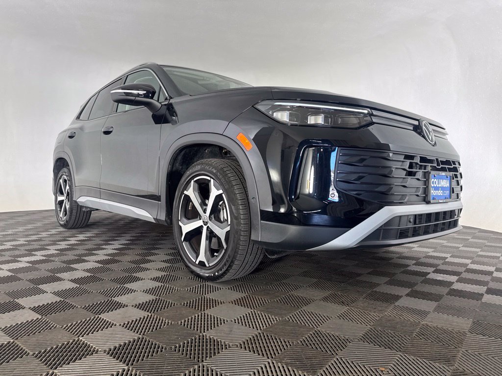 Used 2025 Volkswagen Tiguan SE AWD/4WD image 2