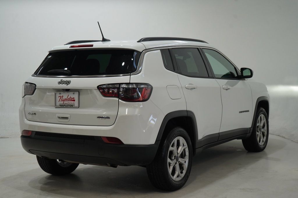 Used 2023 Jeep Compass Latitude w/ Sun and Sound Group AWD/4WD image 7