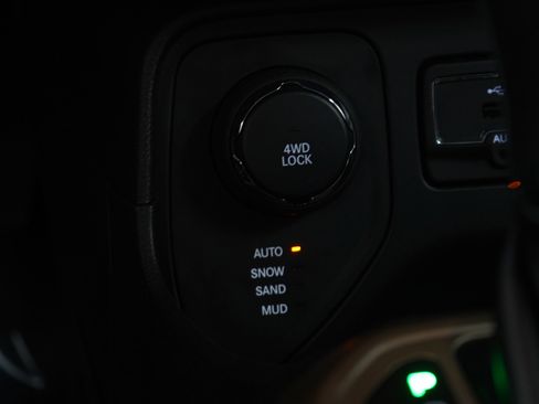 Used 2016 Jeep Renegade Latitude image 19