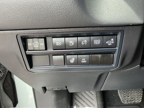 Used 2024 Toyota Tundra Limited AWD/4WD image 19