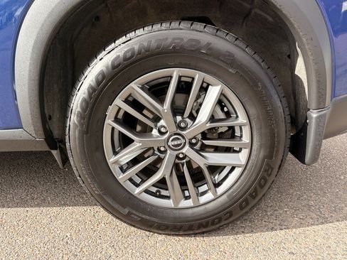 Used 2023 Nissan Rogue S image 9