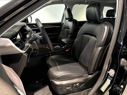 Used 2023 Jeep Grand Cherokee 4WD 4xe w/ Luxury Tech Group II image 8
