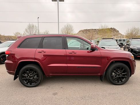 Used 2022 Jeep Grand Cherokee Altitude AWD/4WD image 6