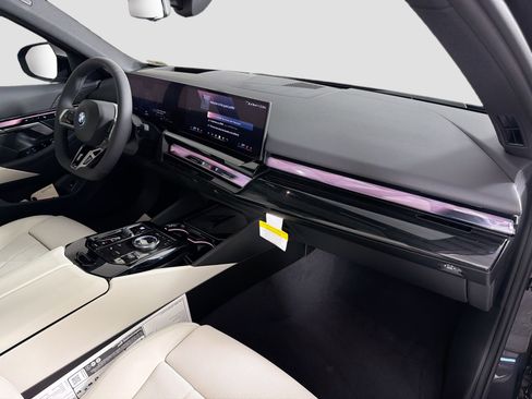 New 2026 BMW 550e xDrive w/ Premium Package image 30